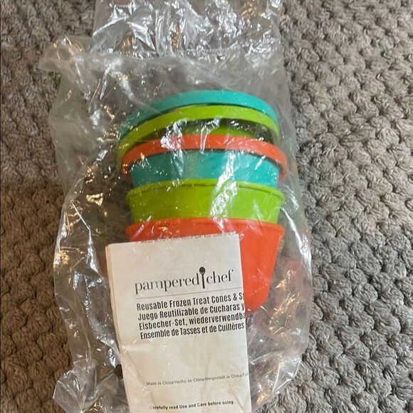 Pampered Chef Other - Pampered Chef Colorful Treat Cones Set NEW
